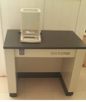 Balance Table,  with heavy shock absorbing top. Dimension 980 x 700 x 900 mm